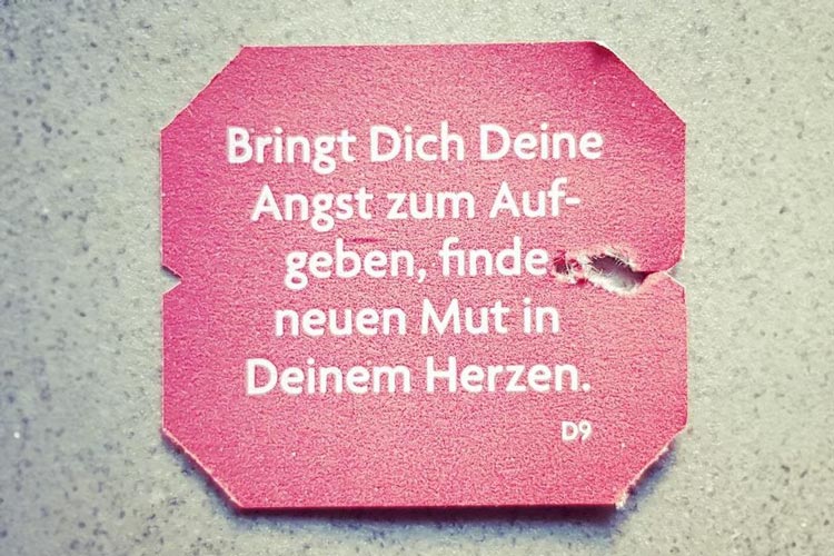 Teebeutel mit den weisen Worten "Bringt Dich Deine Angst zum Aufgeben, finde neuen Mutin Deinem Herzen."