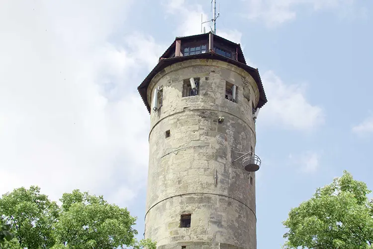 Nahaufnahme eines Burgturmes.