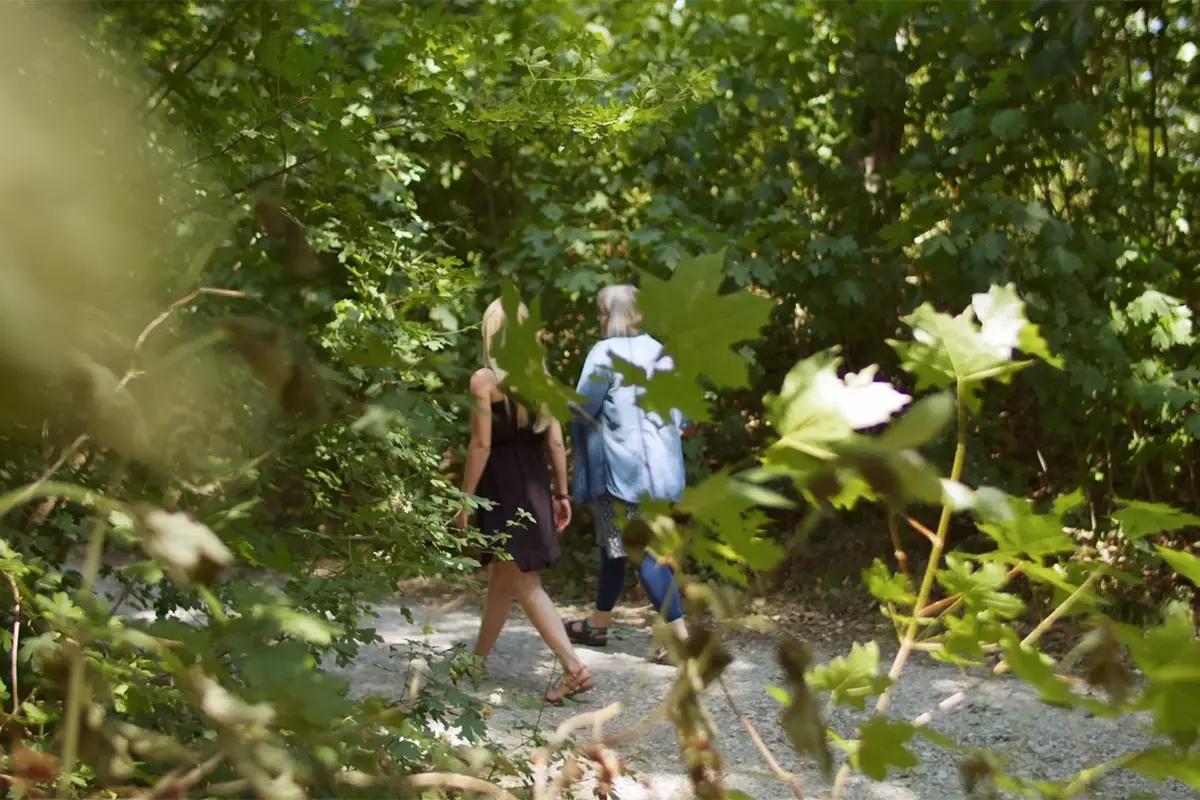 Elke Fischer-Wagemann im Gespräch mit einer Klientin während eines Märchencoaching im Wald.