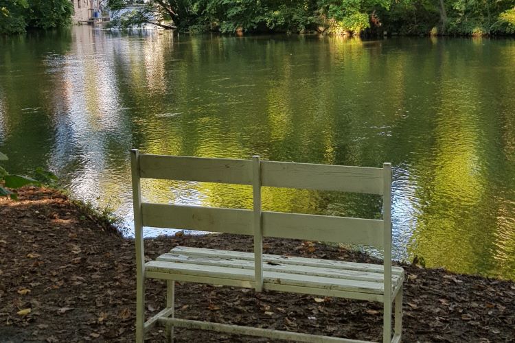 Weiße Bank am Fluss