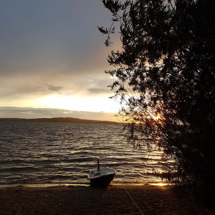 Boot am Wasser in Abendsonne